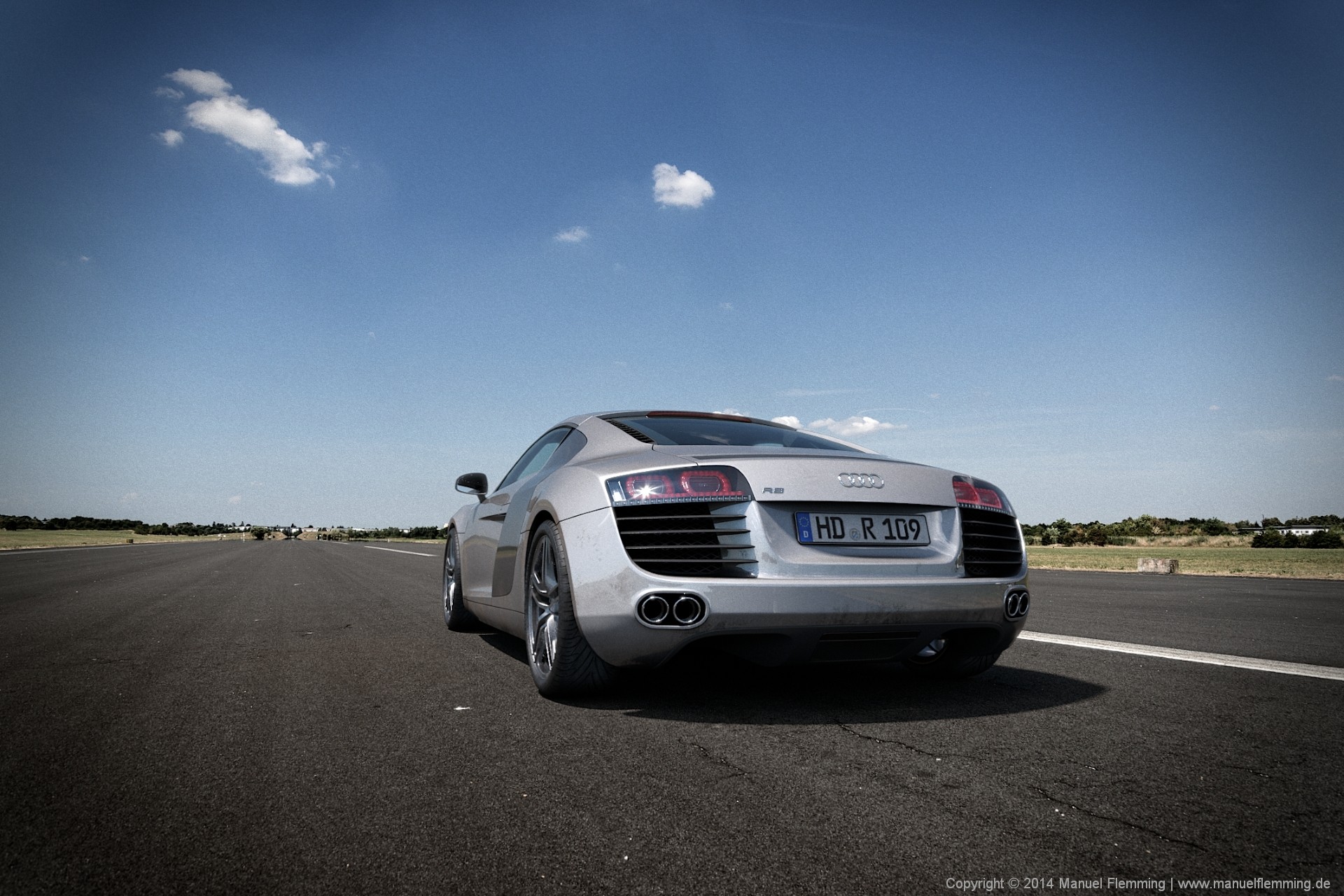 A rendering of an Audi R8 at Airstrip 01 - created using Maya, Mari, Vray and Nuke. I'm responsible for HDRI & Plate photography, texturing, shading, lighting, rendering and compositing.